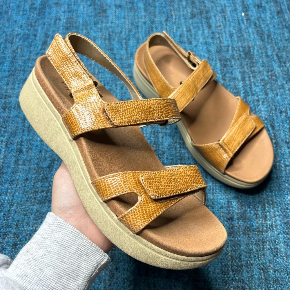 Vionic Nuala Reptile Embossed Leather Sandals Women's Size 7 Tan Orthotic Shoes